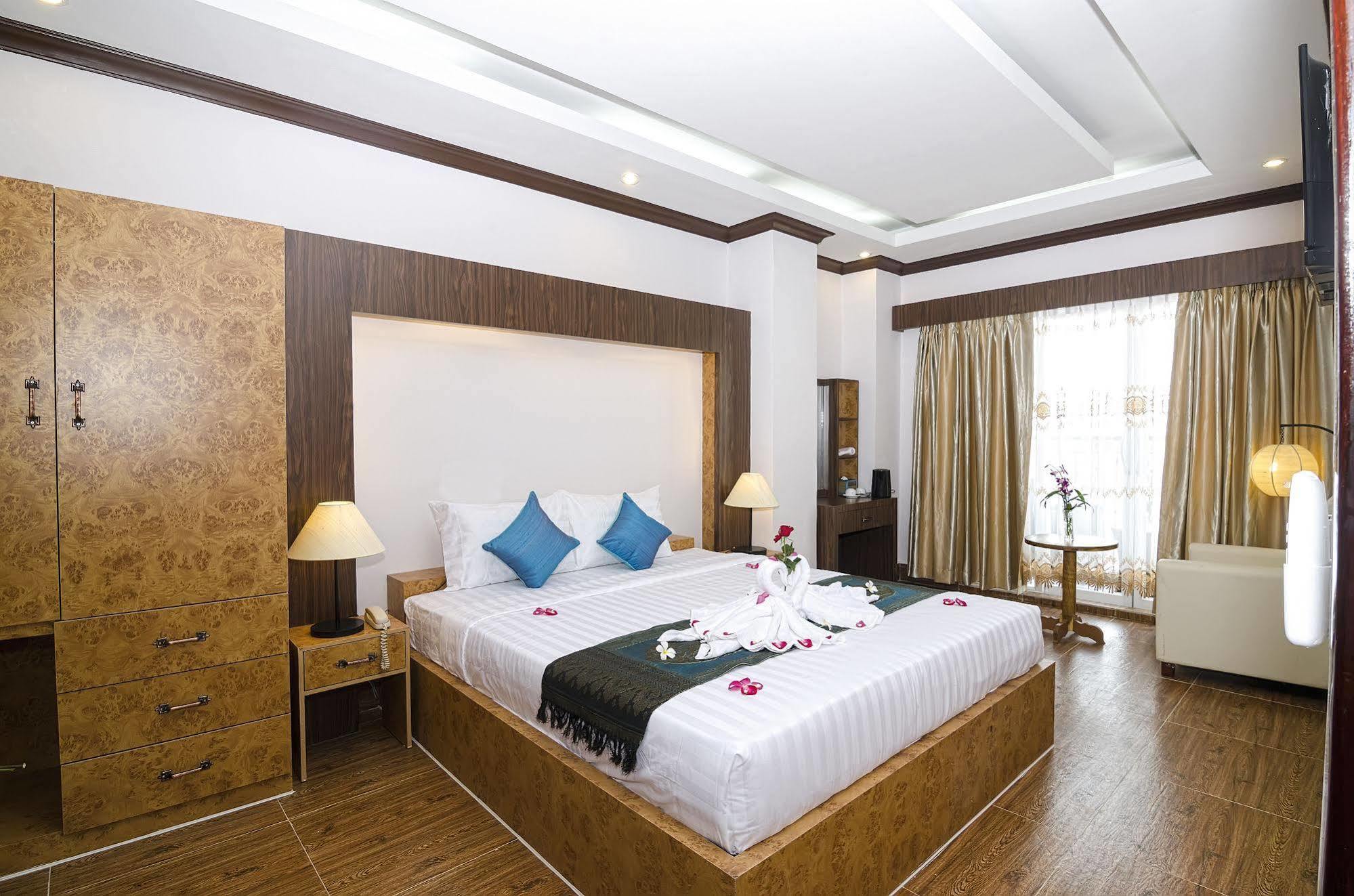 Phuminh Hotel Riverside Phnom Penh Exterior photo