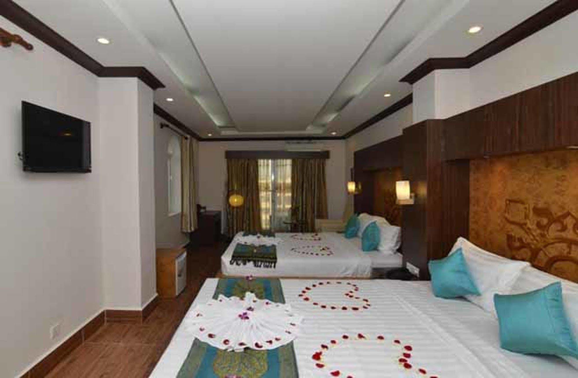 Phuminh Hotel Riverside Phnom Penh Exterior photo