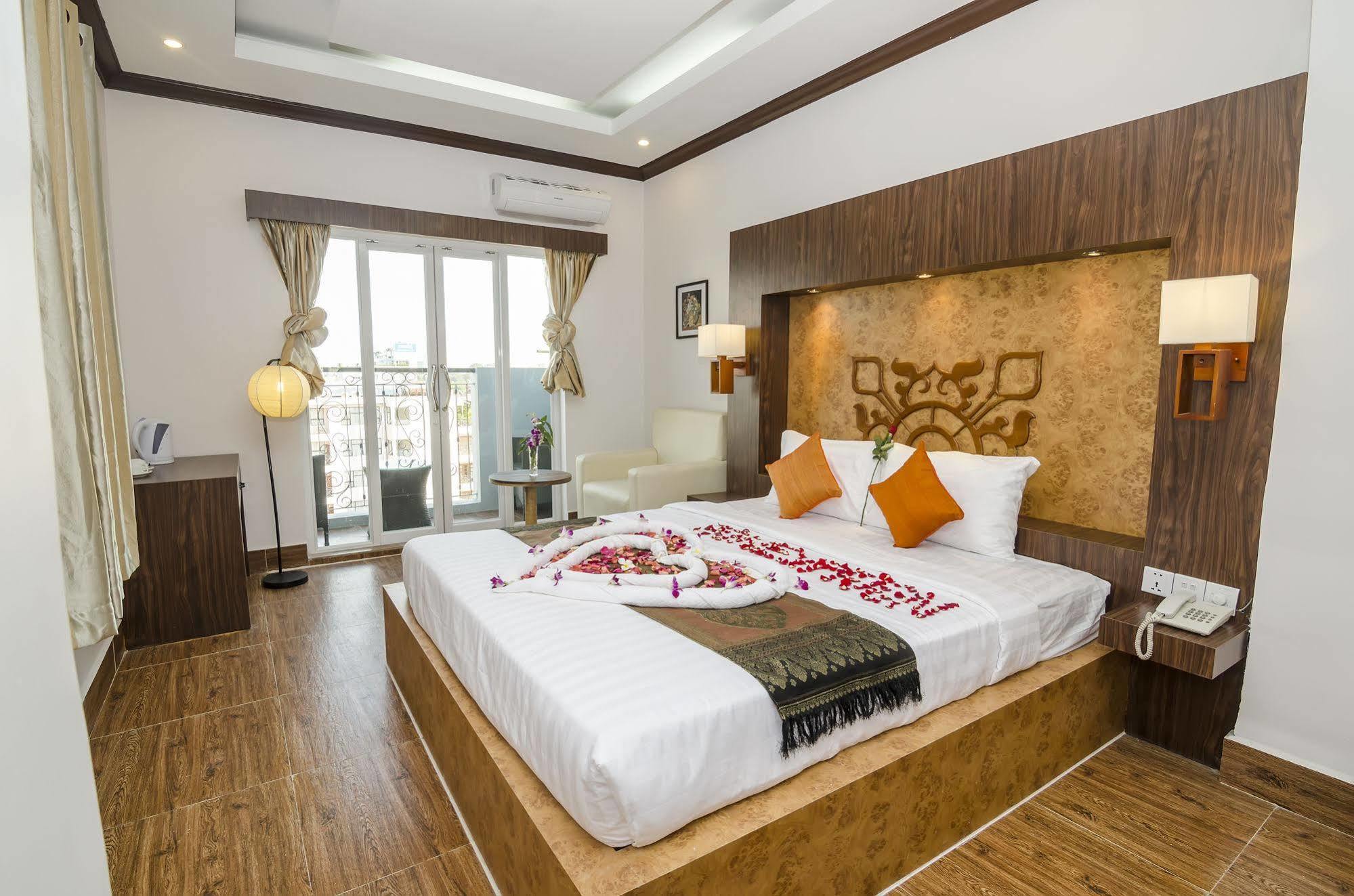 Phuminh Hotel Riverside Phnom Penh Exterior photo