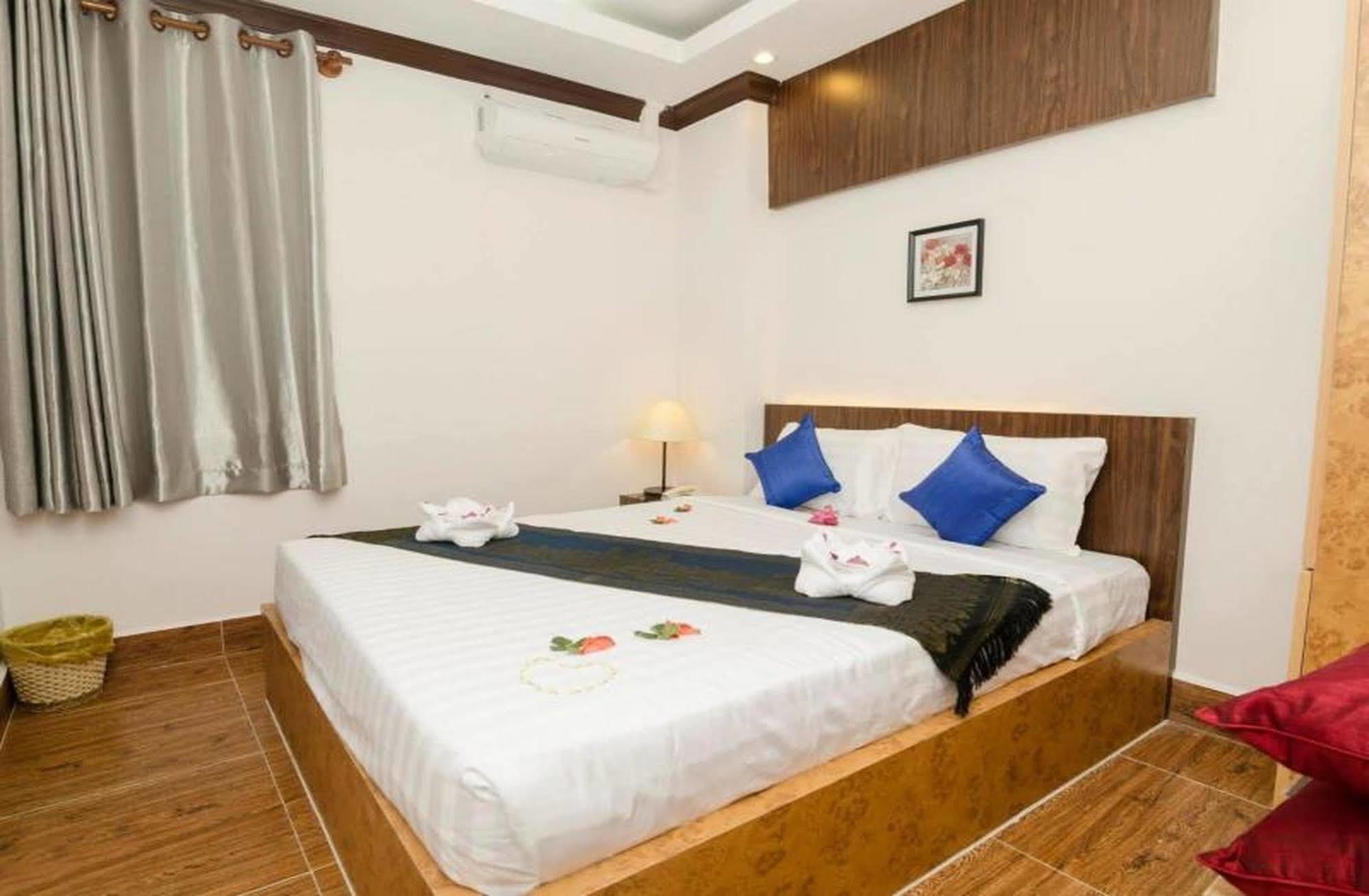 Phuminh Hotel Riverside Phnom Penh Exterior photo